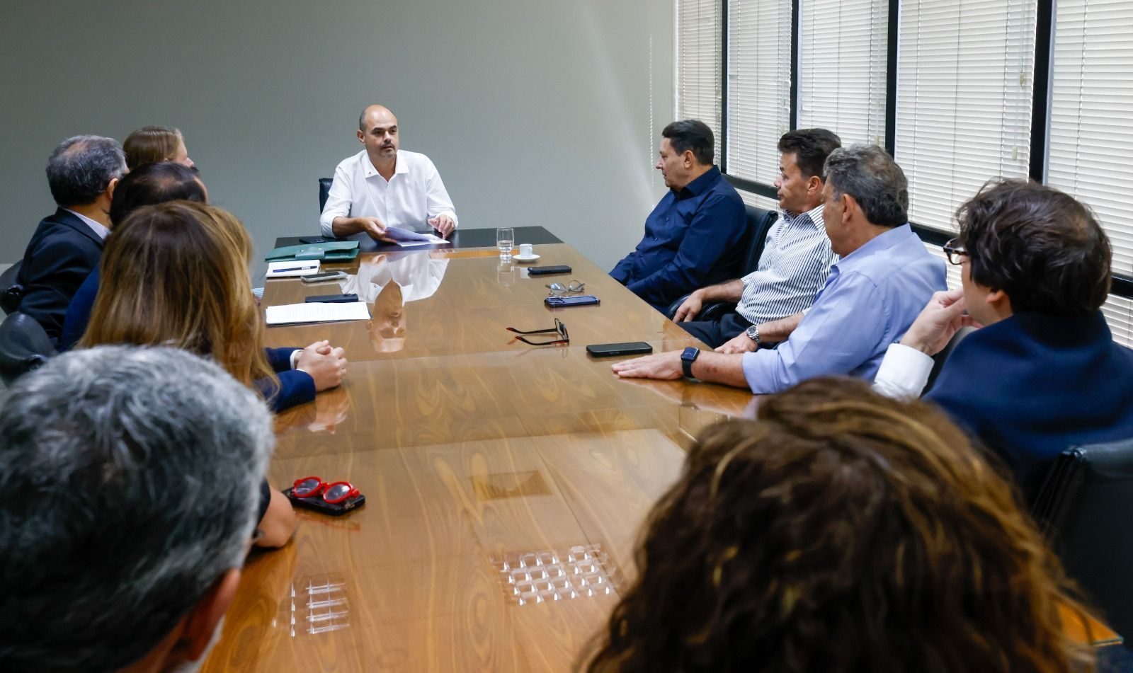 Mateus Simões reunido com representantes de Cruzeiro, Atlético e América nesta terça-feira (29)