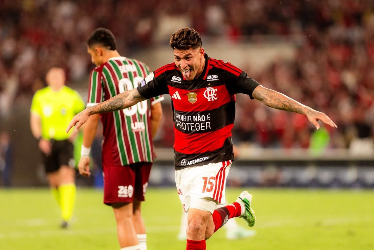 Lance do Fla-Flu que terminou com vitória rubro-negra no Maracanã