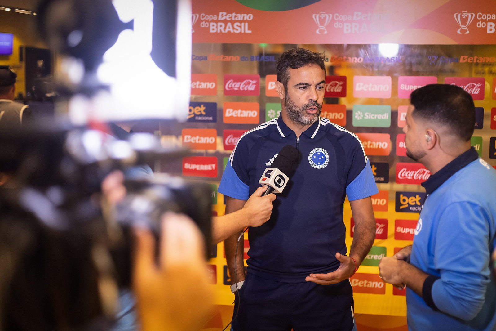 Artur Jorge, técnico do Cruzeiro, pode perder o atacante para o jogo de volta