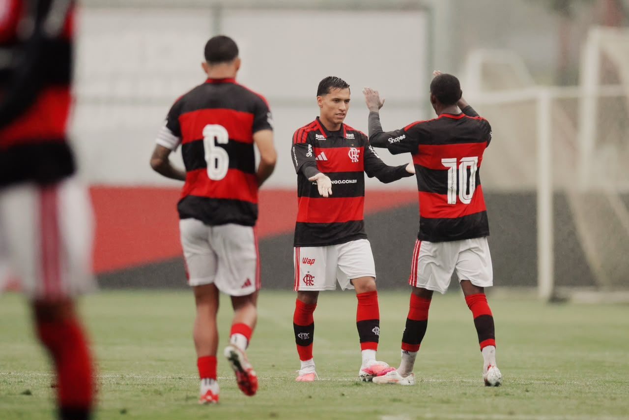 Garotos do Flamengo Sub-20 em campo pela Taça Guanabara