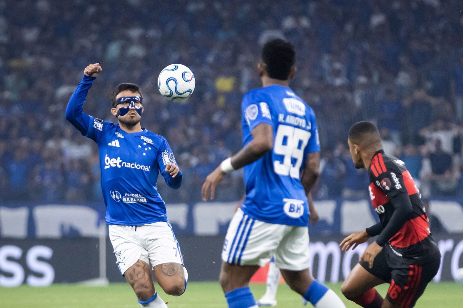 Matheus Henrique em ação contra o Flamengo, no jogo de ida no Mineirão