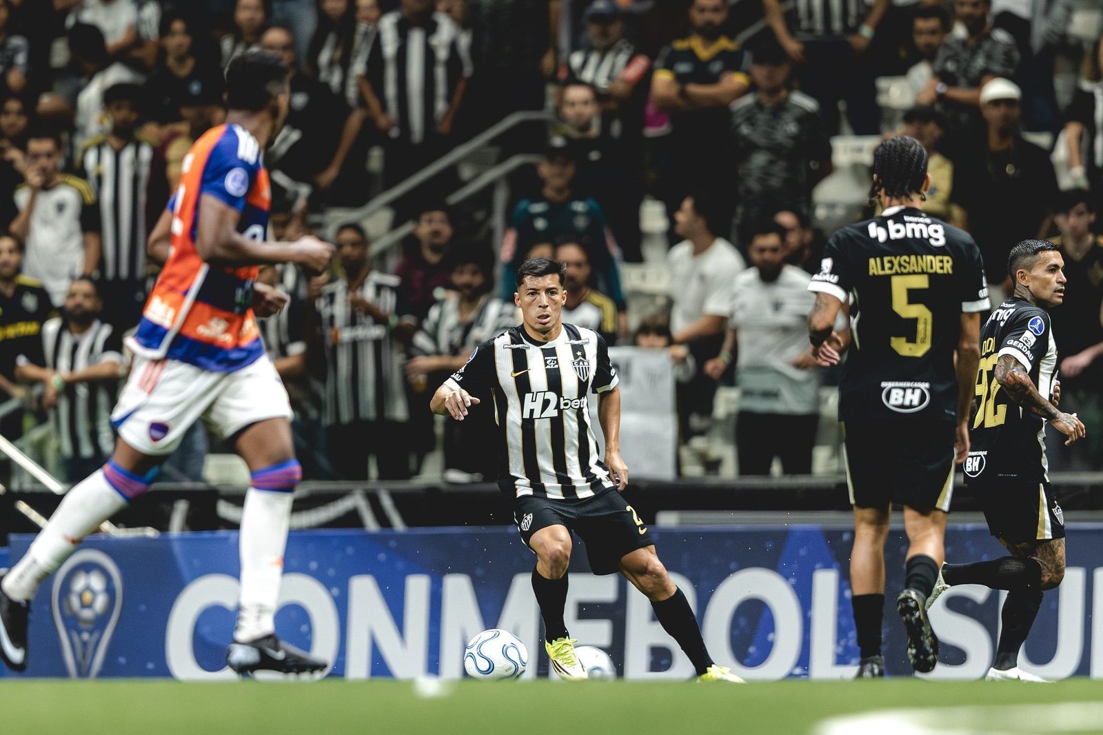 Alan Franco, suspenso, fica fora do jogo contra o Coritiba