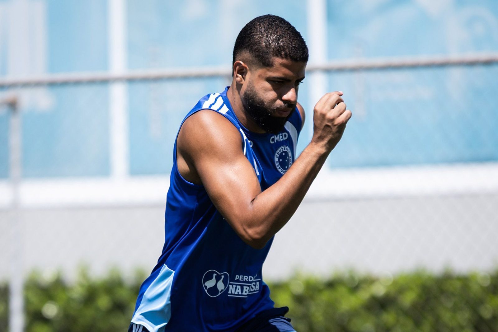João Marcelo, zagueiro do Cruzeiro, está suspenso contra o Remo