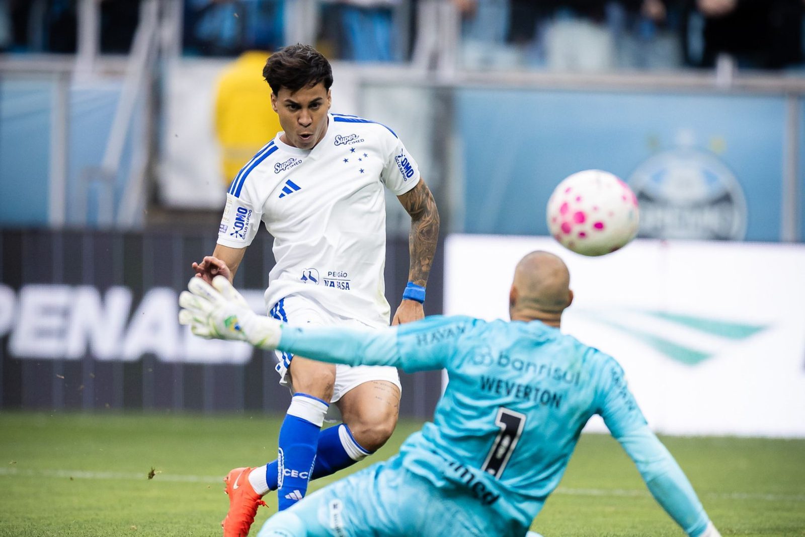Kaio Jorge finaliza na Arena do Grêmio, na vitória por 4 a 2