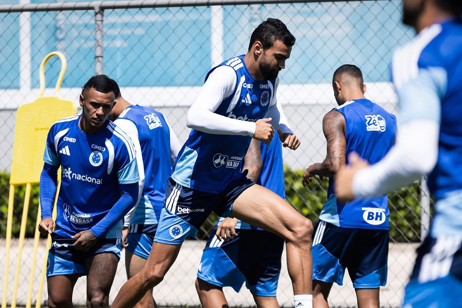 Fabrício Bruno em treino do Cruzeiro; zagueiro deve voltar ao time