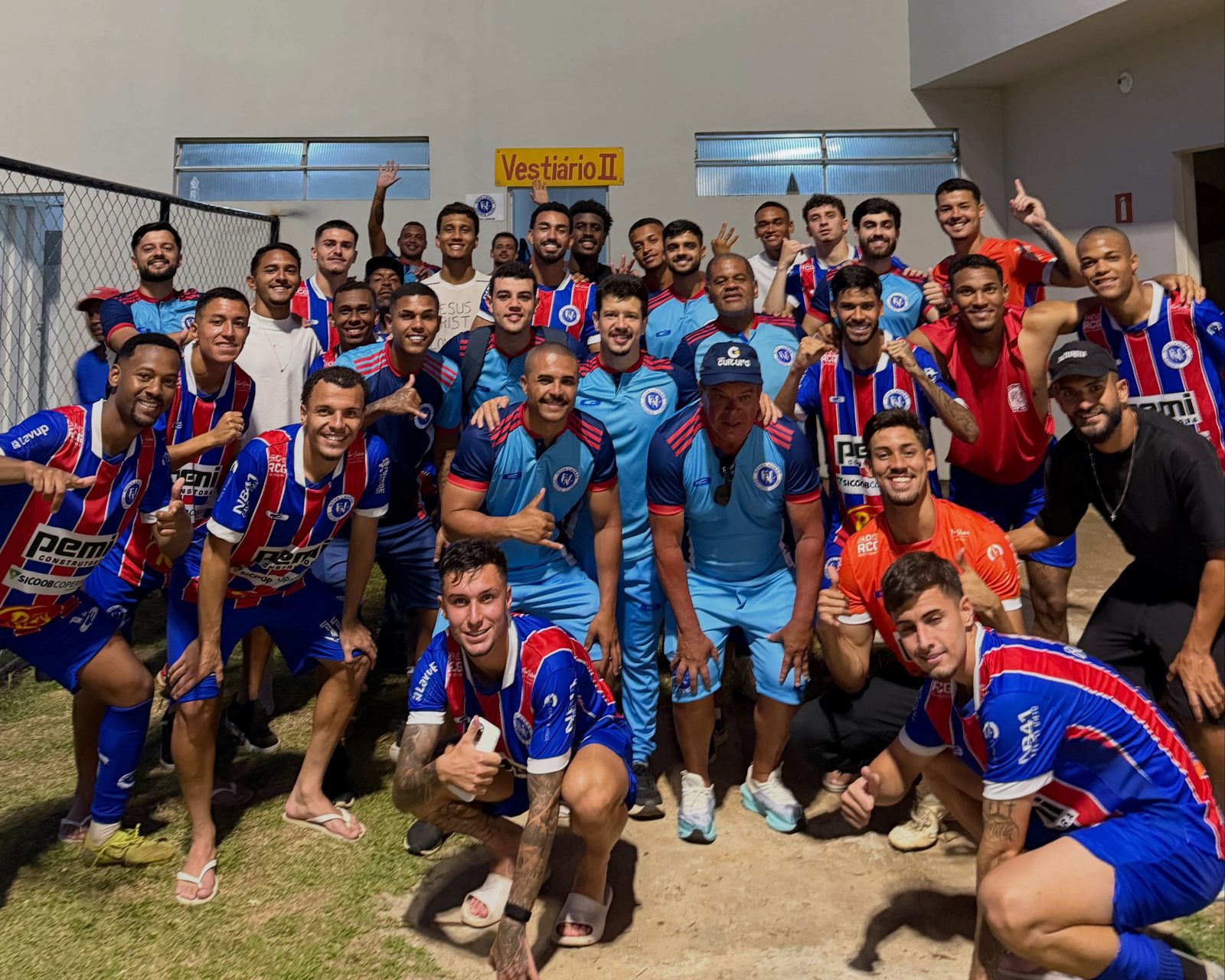 Elenco e comissão técnica festejam no vestiário a primeira vitória do Nova Lavras na Segunda Divisão