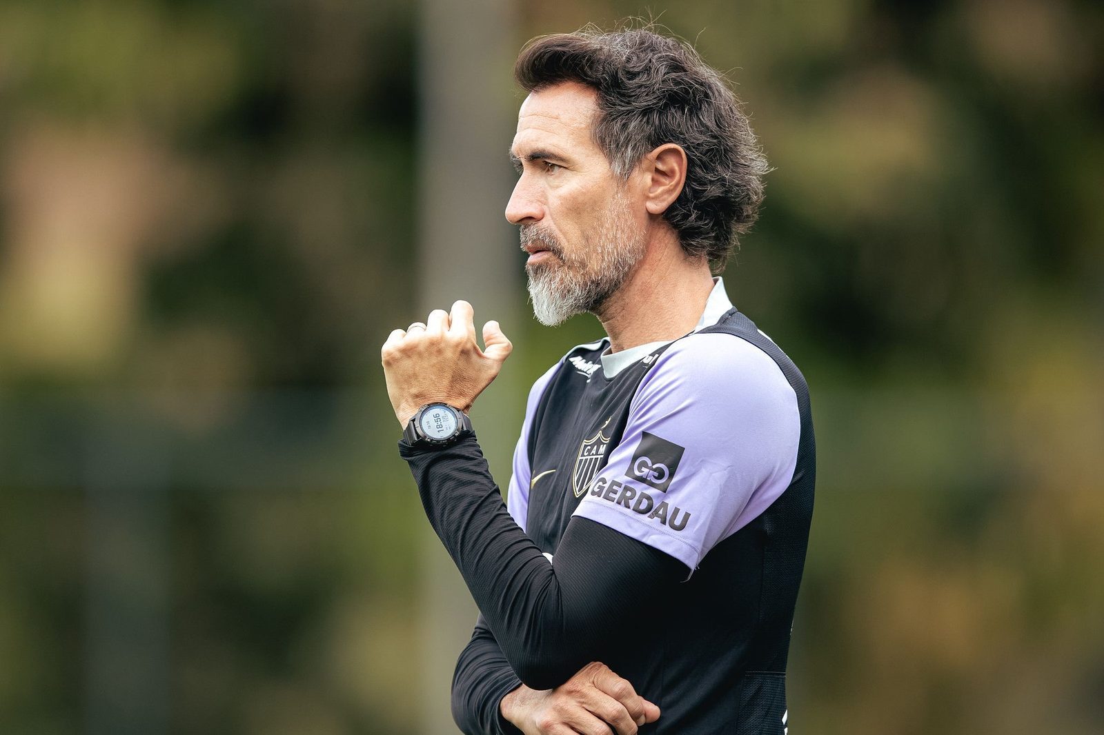 Técnico Eduardo Domínguez comanda treino do Galo antes do jogo com o São Paulo
