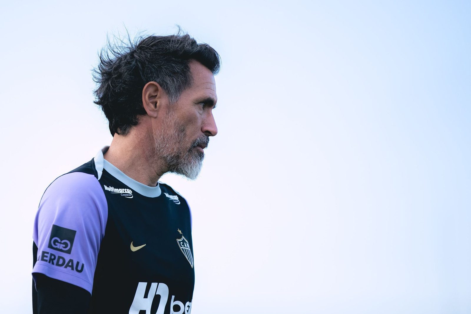 O técnico Eduardo Domínguez comanda o treino do Atlético na Cidade do Galo