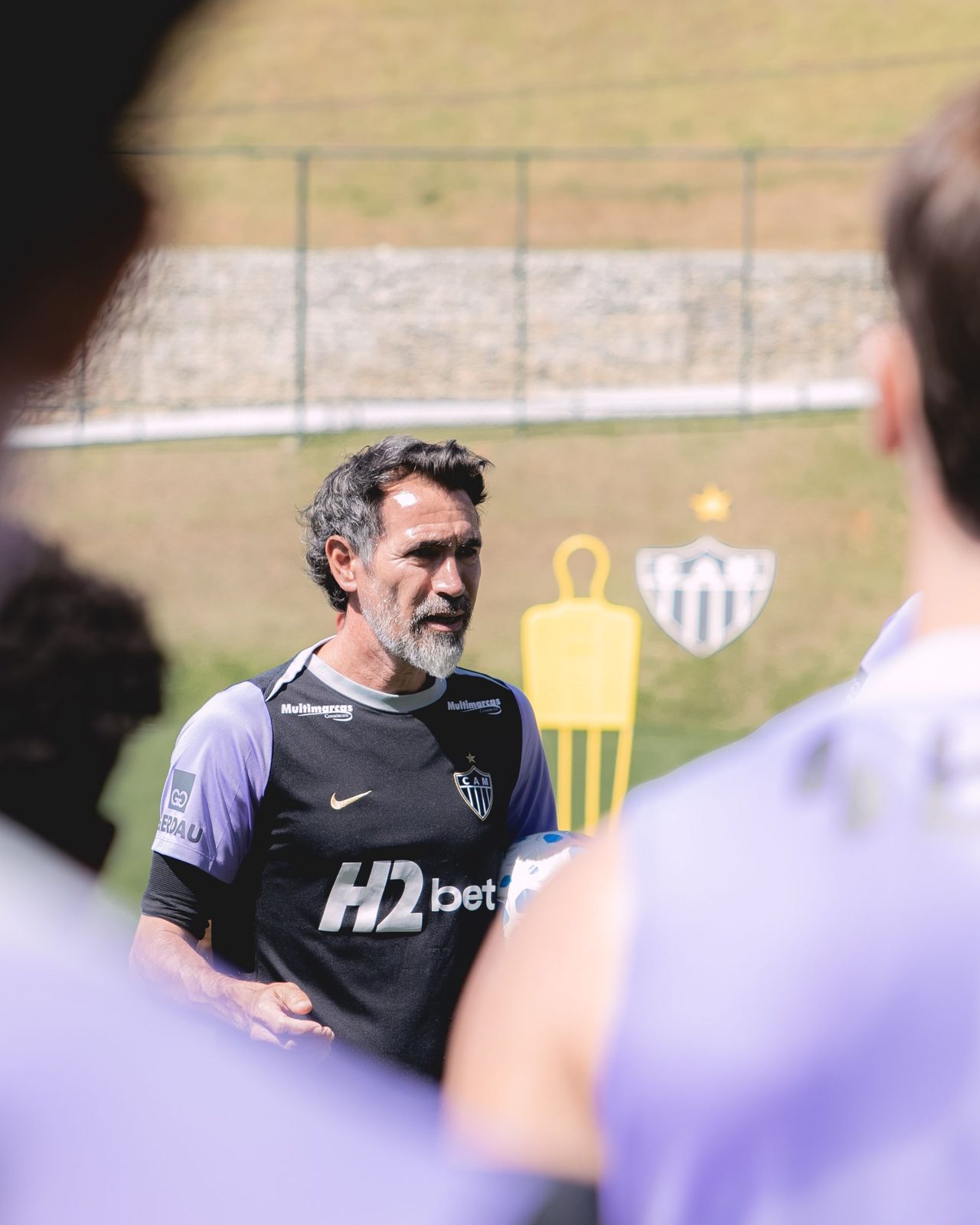 Eduardo Domínguez terá de remontar o meio-campo do Galo em Porto Alegre