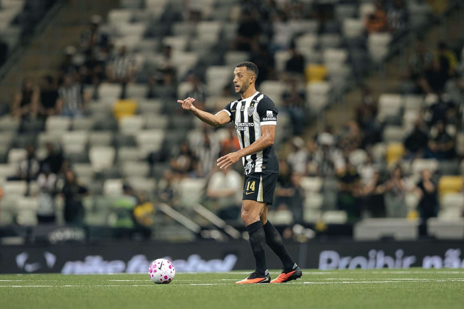 Vitor Hugo em ação pelo Atlético na vitória sobre o Coritiba, na Arena MRV