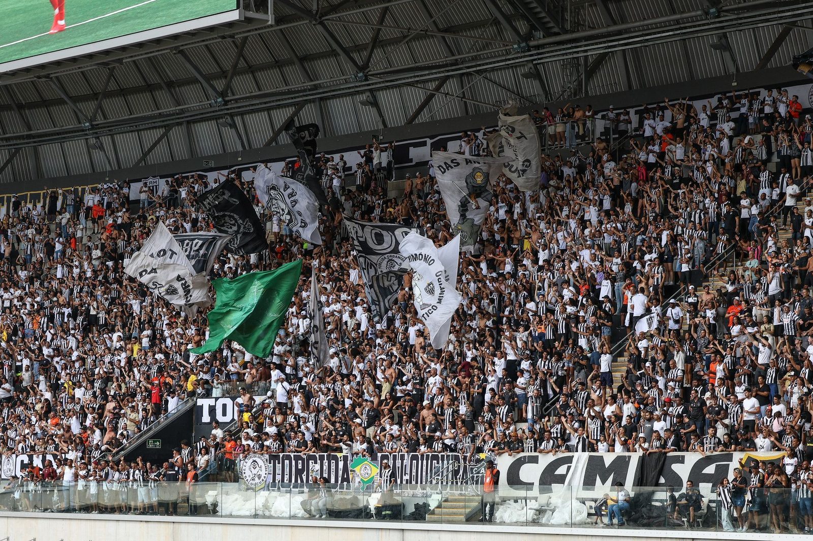 Torcida alvinegra na Arena MRV, palco do clássico desta quinta