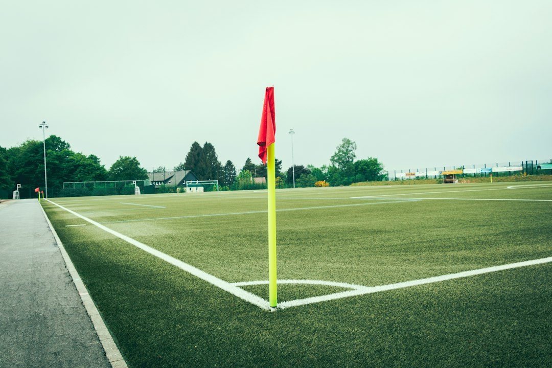 Na várzea e na base, o árbitro apita sem câmera, sem VAR e sem plateia. Foto: Ben Wiens/Unsplash (imagem ilustrativa)