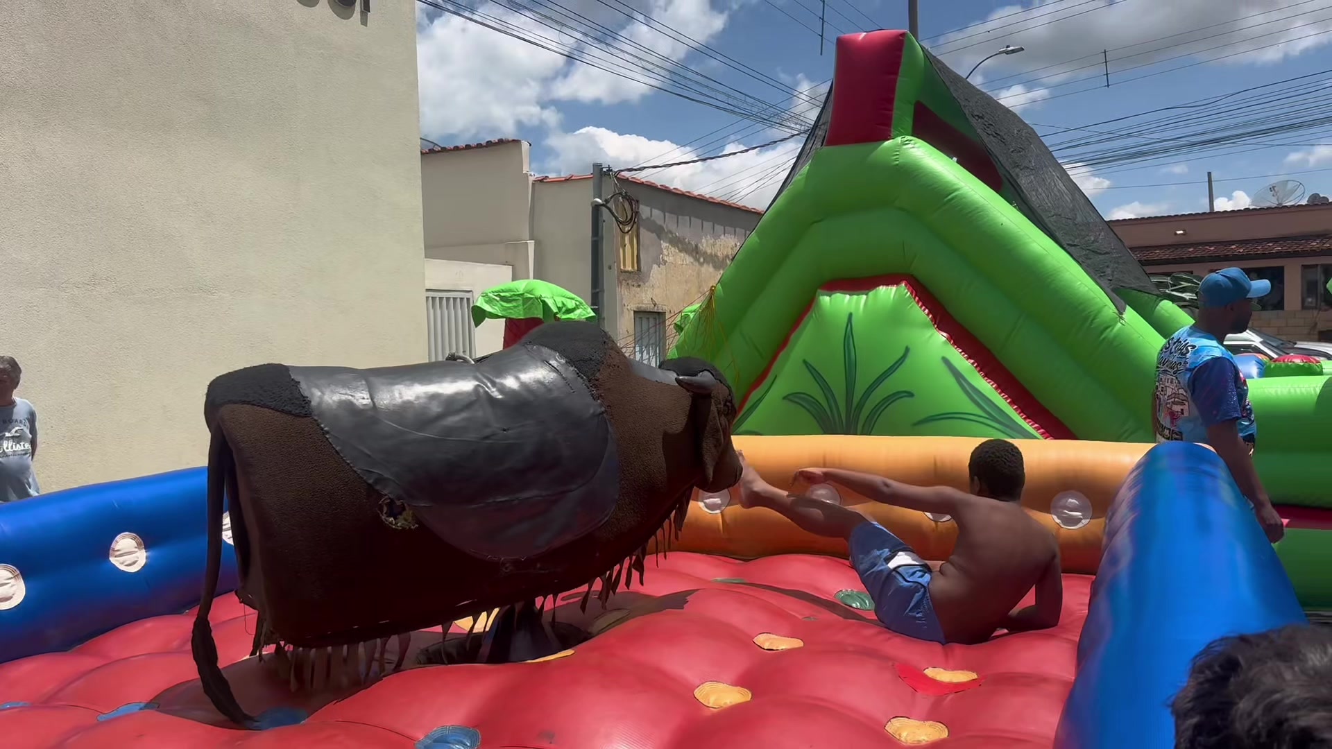 A festa ocupou a rua com brinquedos infláveis para a criançada. Foto: Gabriel Dinali/Rádio Cultura de Lavras