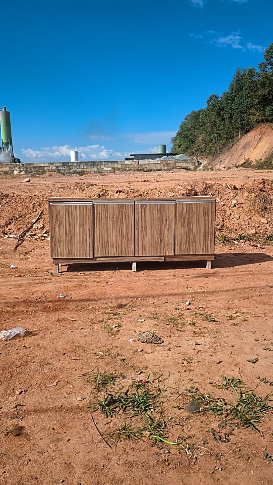 Armário de cozinha largado em terreno de terra batida em Lavras. Foto: Arquivo/Rádio Cultura