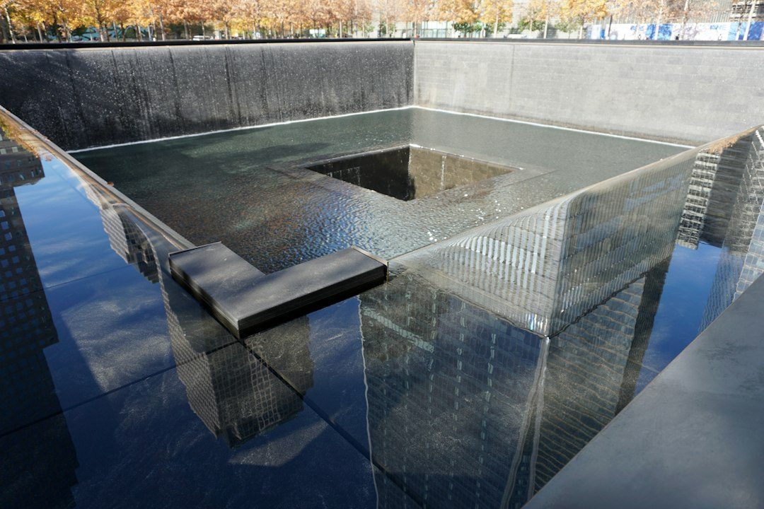 O memorial ocupa exatamente a área das duas torres derrubadas. Foto: Lucas Barletta/Unsplash (imagem ilustrativa)