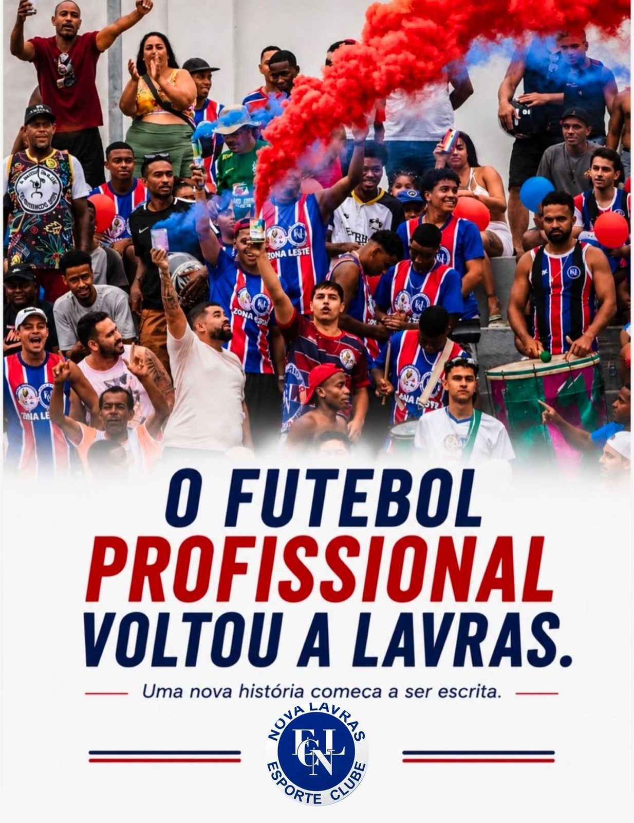 Torcida do Nova Lavras com sinalizadores em vermelho e azul