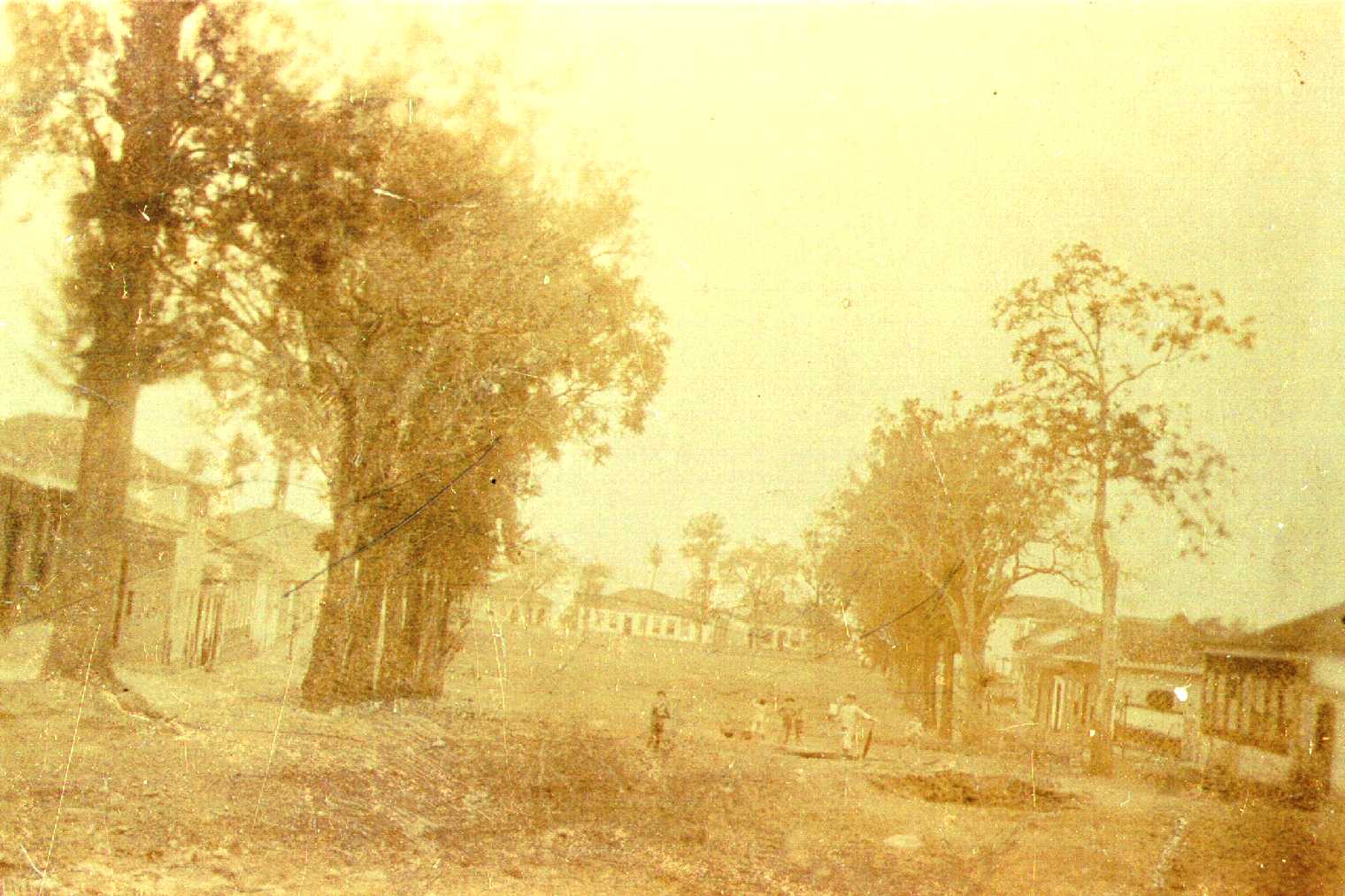 O antigo Largo de Sant'Ana, que em 1908 virou a Praça Dr. Augusto Silva, na foto mais antiga conhecida da praça, ainda no século 19