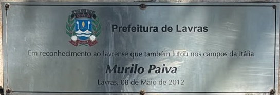 Placa da Prefeitura de Lavras, de 2012, em homenagem ao ex-combatente Murilo Paiva. Foto: André Rocha/Rádio Cultura de Lavras