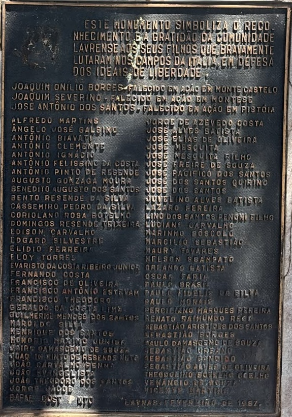 A placa do Monumento aos Pracinhas Lavrenses, com os nomes dos ex-combatentes da cidade. Foto: André Rocha/Rádio Cultura de Lavras