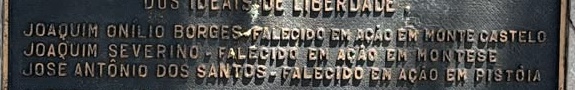 Os três lavrenses mortos em combate na Itália, no alto da placa do monumento. Foto: André Rocha/Rádio Cultura de Lavras