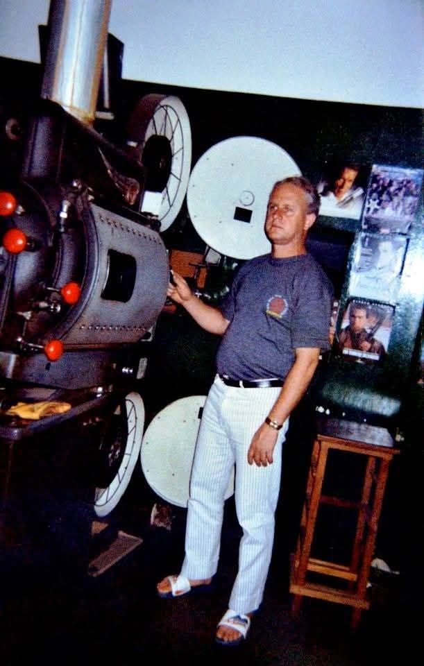 Júlio César Torquetti ao lado do projetor do Cine Brasil. A família Torquetti cuidou das sessões do Cine Ipê e do Cine Brasil