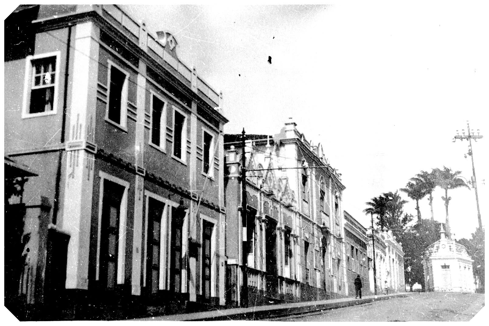 A Rua Sant'Ana, com o prédio do Teatro Municipal de Lavras no meio do quarteirão