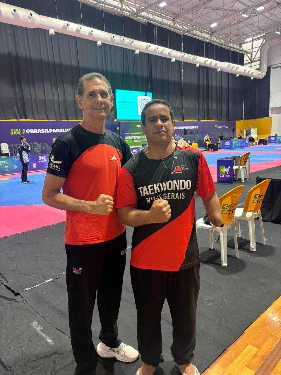 O Grão-Mestre Valdeci Zampieri (à esquerda) e Flávio Avelino da Cruz no Centro de Treinamento Paralímpico Brasileiro, em São Paulo. Foto: Divulgação/Academia Gym Center