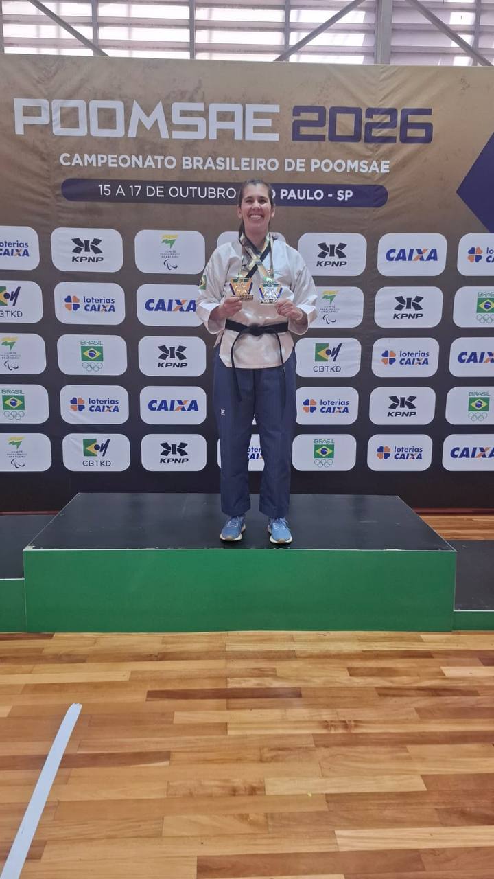 Mariela Abreu com as medalhas de ouro no Trio e de prata no Individual Sub-50 do Brasileiro de Poomsae. Foto: Divulgação/Academia Gym Center