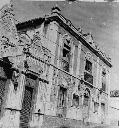 A fachada do Teatro Cinema Internacional Bar, reinaugurado em 1917 no antigo Teatro Sant'Ana, em Lavras