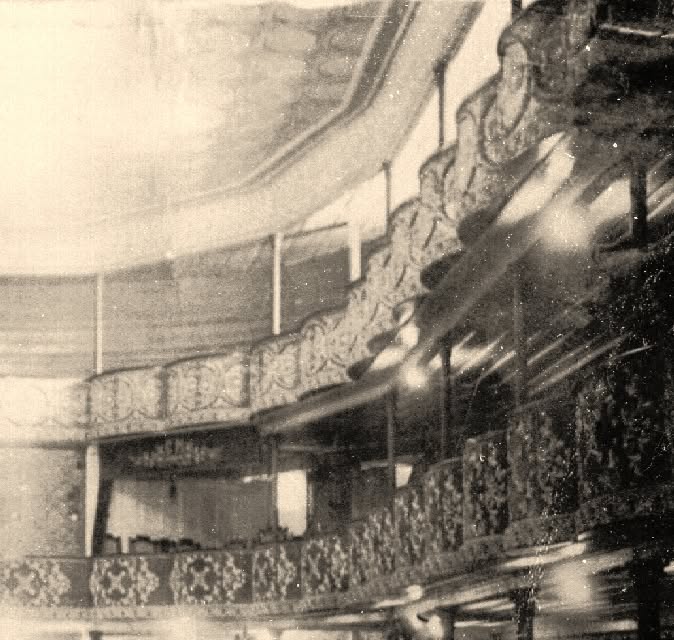 Os camarotes do Teatro Municipal, com os gradis decorados que contornavam a plateia