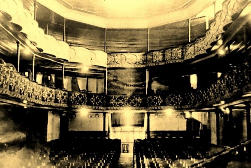 O interior do Teatro Municipal de Lavras, com os camarotes decorados e o palco ao fundo, nos anos 1940