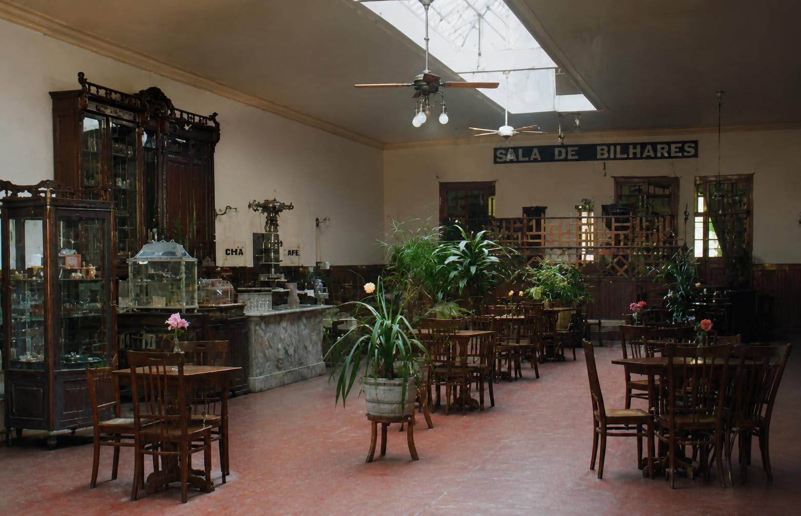 O bar do Teatro, com a sala de bilhares, as mesas de madeira e as cristaleiras no hall de entrada