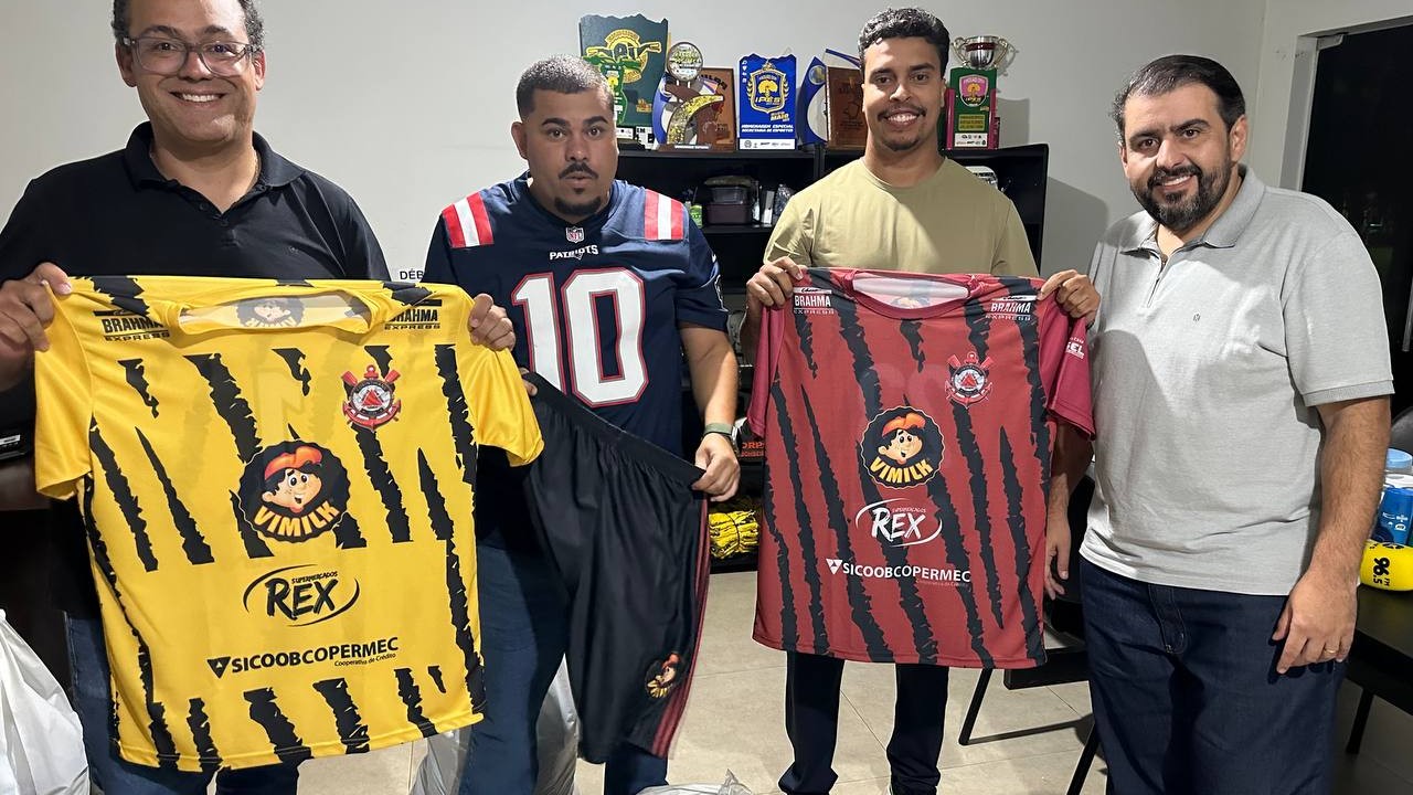 Rodrigo Pacheco (de preto, à esquerda) e Erlandson Araujo (de cinza, à direita) na entrega dos uniformes a um dos clubes. Foto: Rádio Cultura de Lavras
